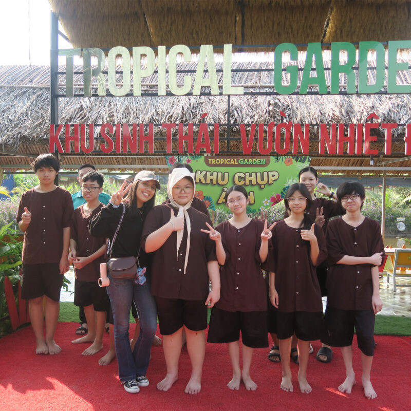 Hình 1: Những nụ cười rạng rỡ của những “cô chú nông dân” VSCHOOL sẵn sàng cho hành trình khám phá thiên nhiên