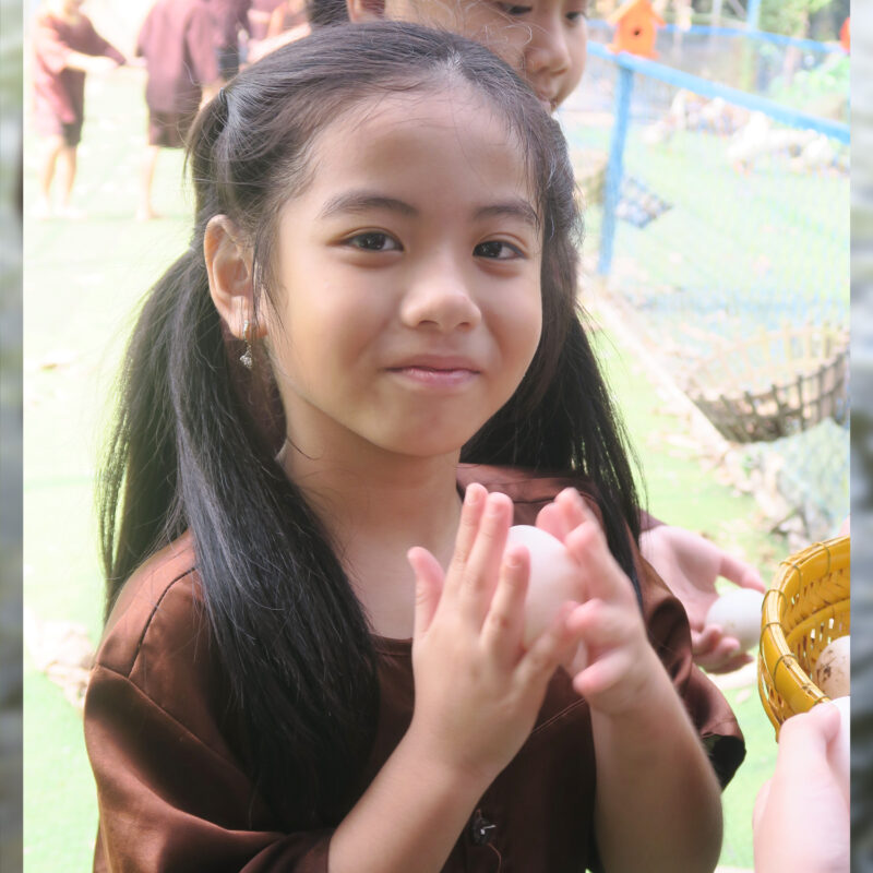 Hình 2: Ánh mắt tò mò và niềm vui khi lần đầu được tận tay chạm vào những điều kỳ diệu của thế giới tự nhiên.