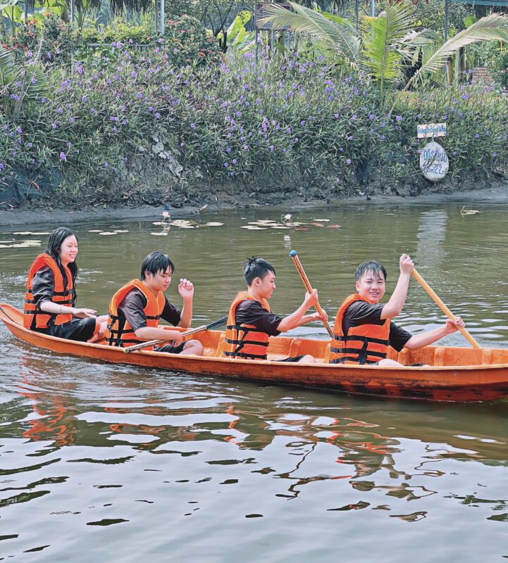 Hình 5: Cùng nhau phối hợp ăn ý và tiếp sức đồng đội để chinh phục những thử thách dưới nước.