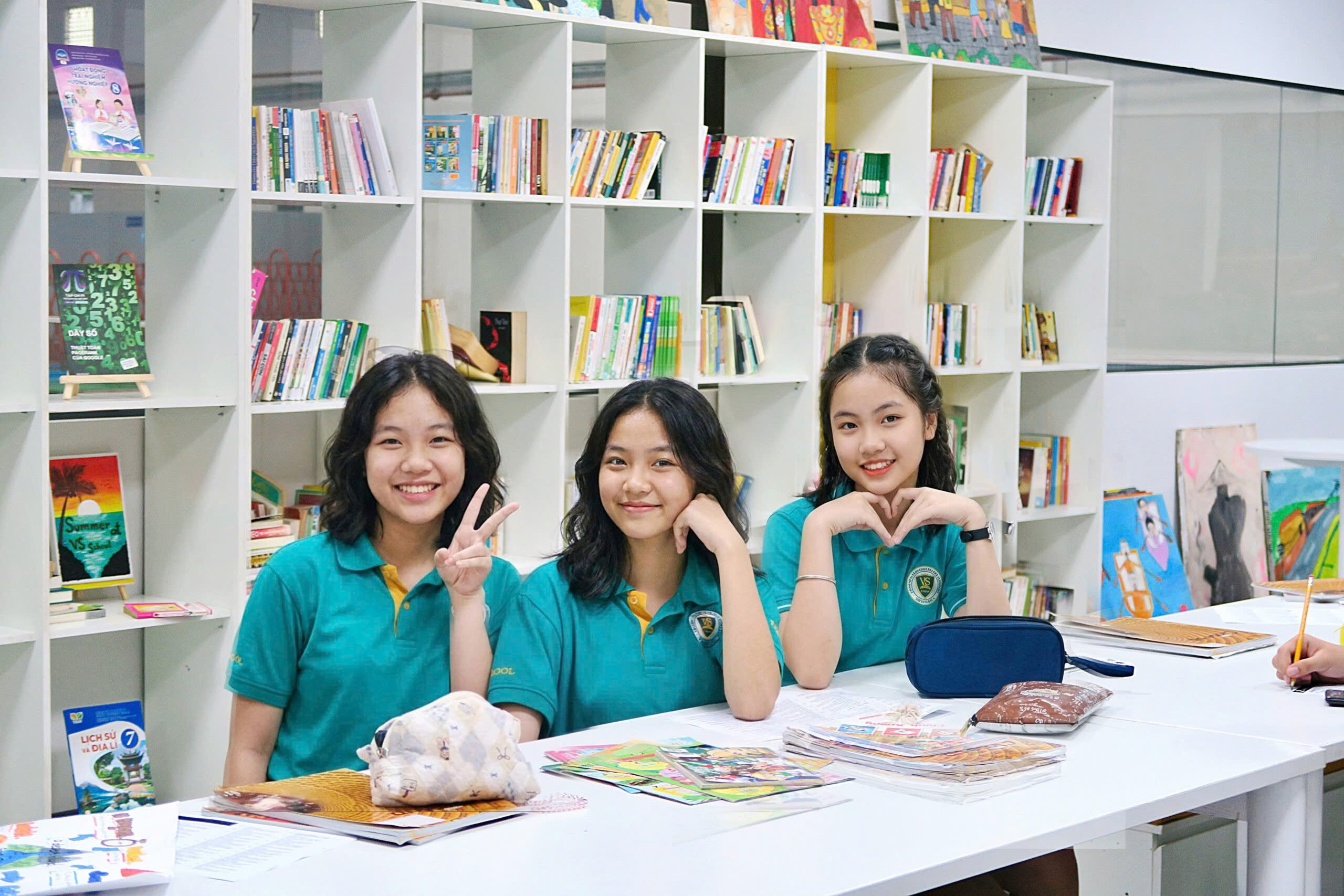 banner-gioi-thieu-3-be-hoc-sinh-vschool