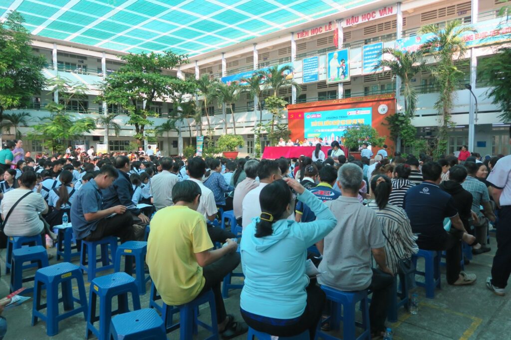 Hình 1.Trường THPT Hàm Nghi đồng hành cùng Tạp chí Giáo dục tại các điểm trường khu vực Bình Tân, TP.HCM