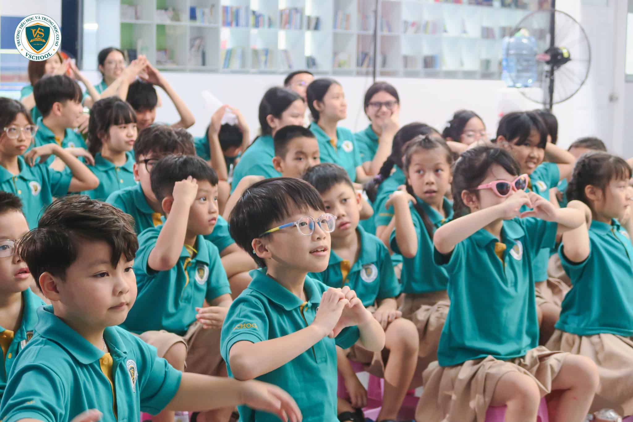 Dẫn bé đi tham quan trường trước khi vào lớp 1