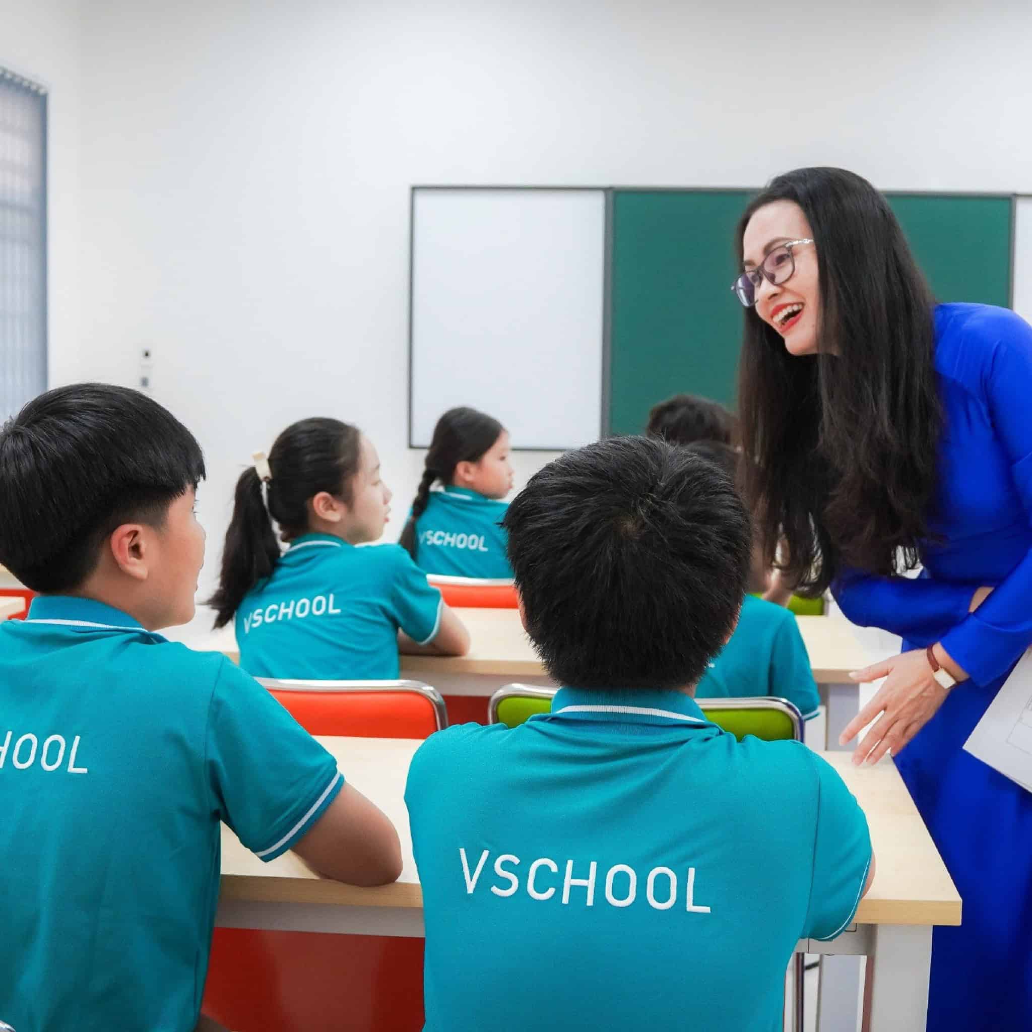 Giáo viên tận tâm chỉ dẫn bé học