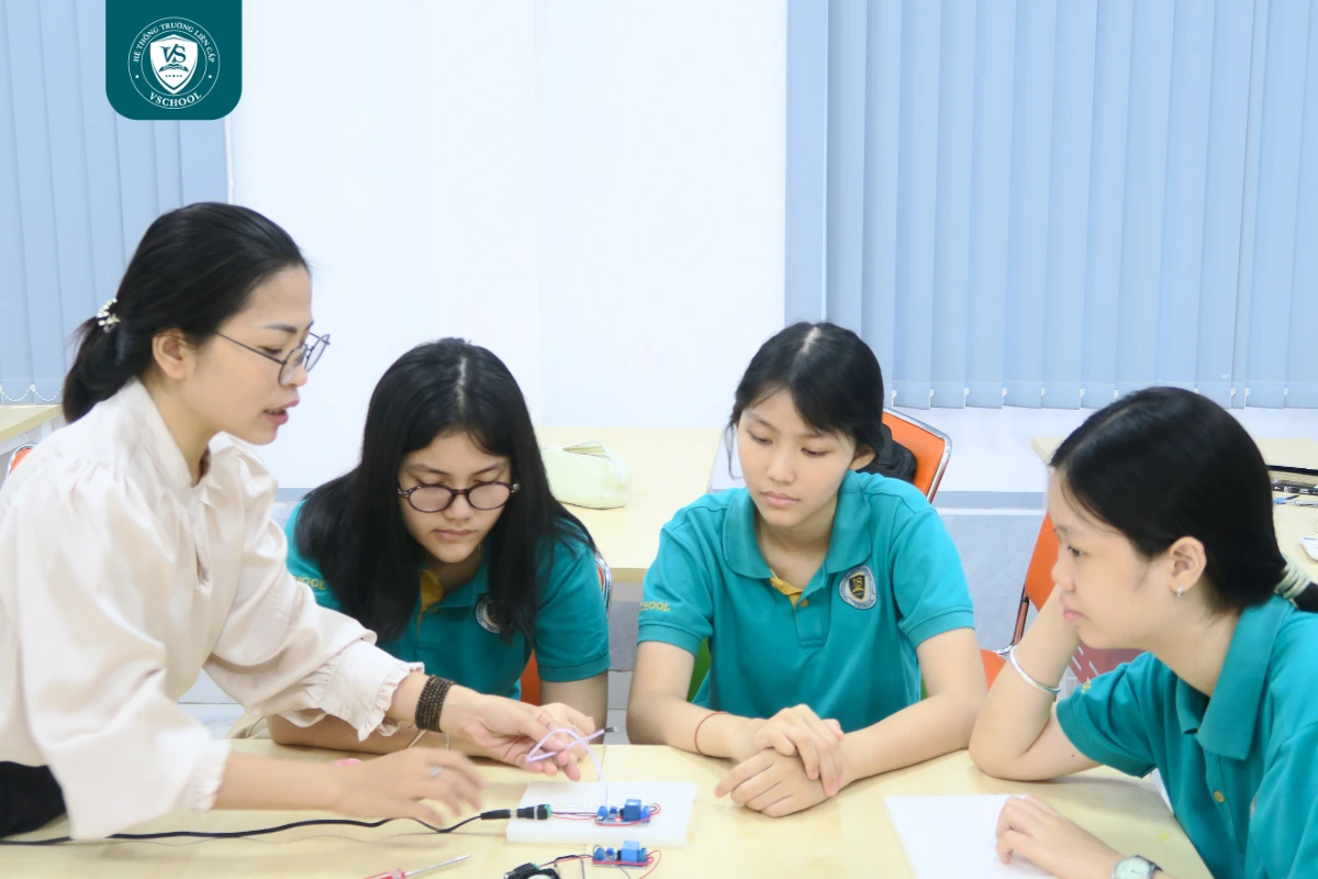 Tại Trường THCS VSCHOOL, việc học không dừng lại ở lý thuyết mà được mở rộng qua các hoạt động thực hành, dự án và trải nghiệm thực tế.