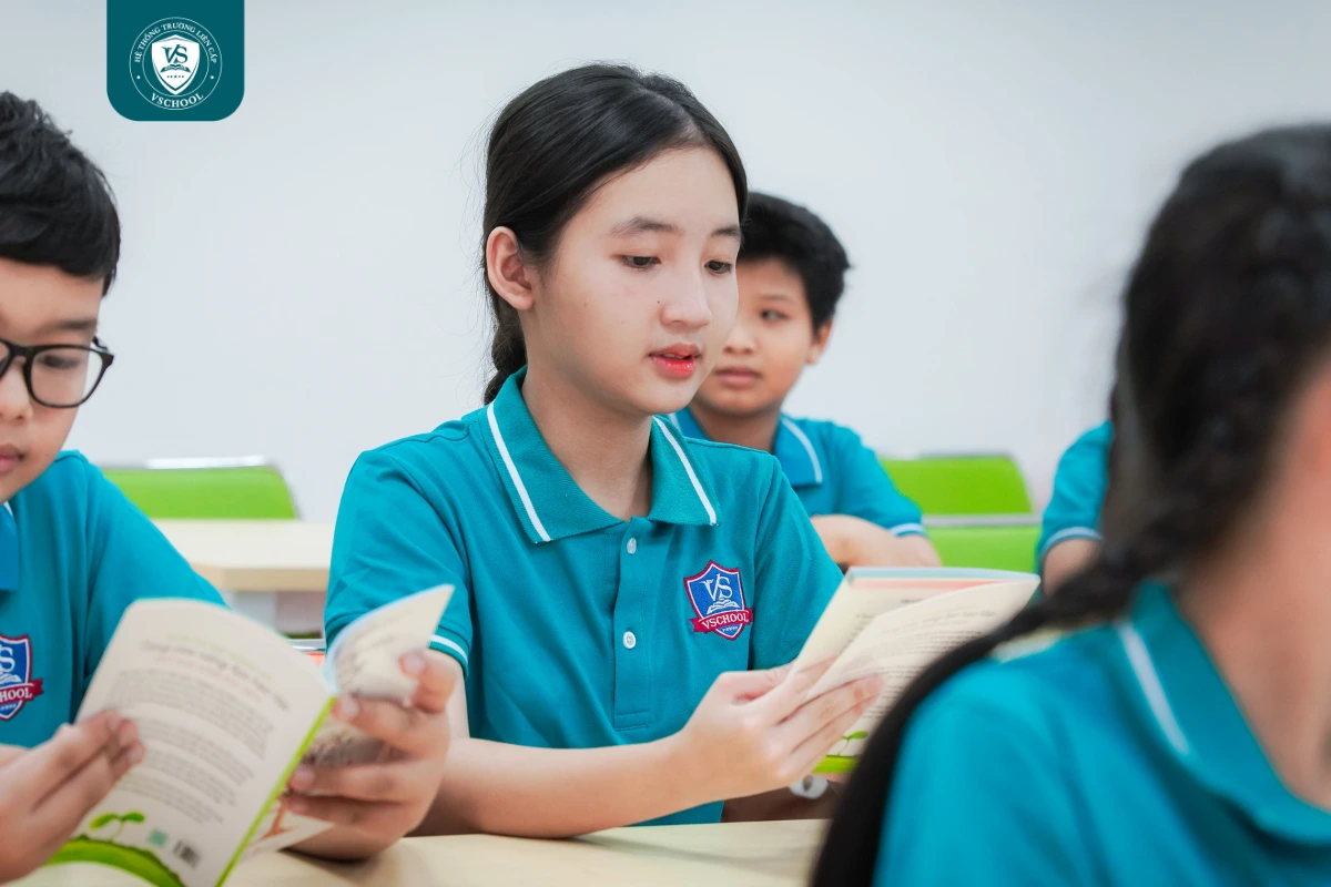 Tại Trường THCS VSCHOOL chương trình học kết hợp kiến thức và kỹ năng