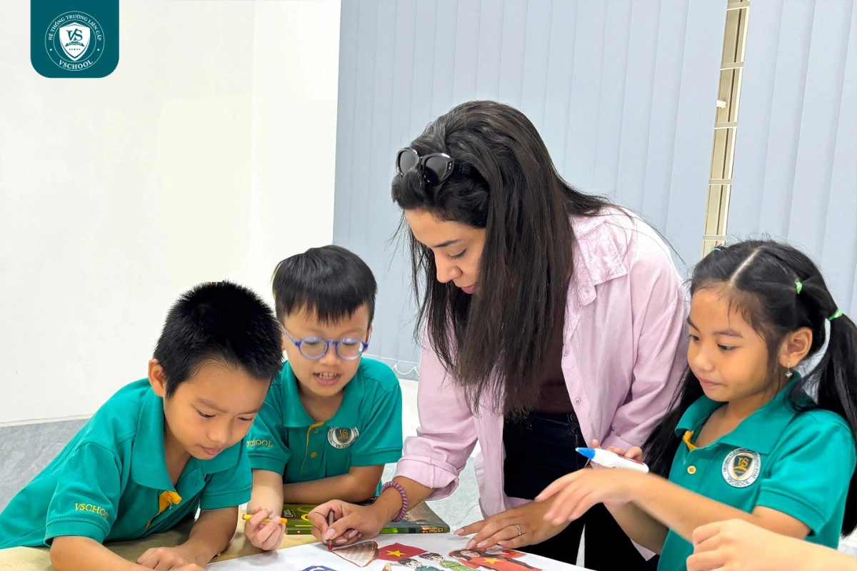 Với Chương trình Cambridge, mỗi hoạt động học tập đều hướng đến việc phát triển đồng thời kiến thức, kỹ năng hợp tác, tư duy sáng tạo và khả năng sử dụng tiếng Anh trong thực tế.