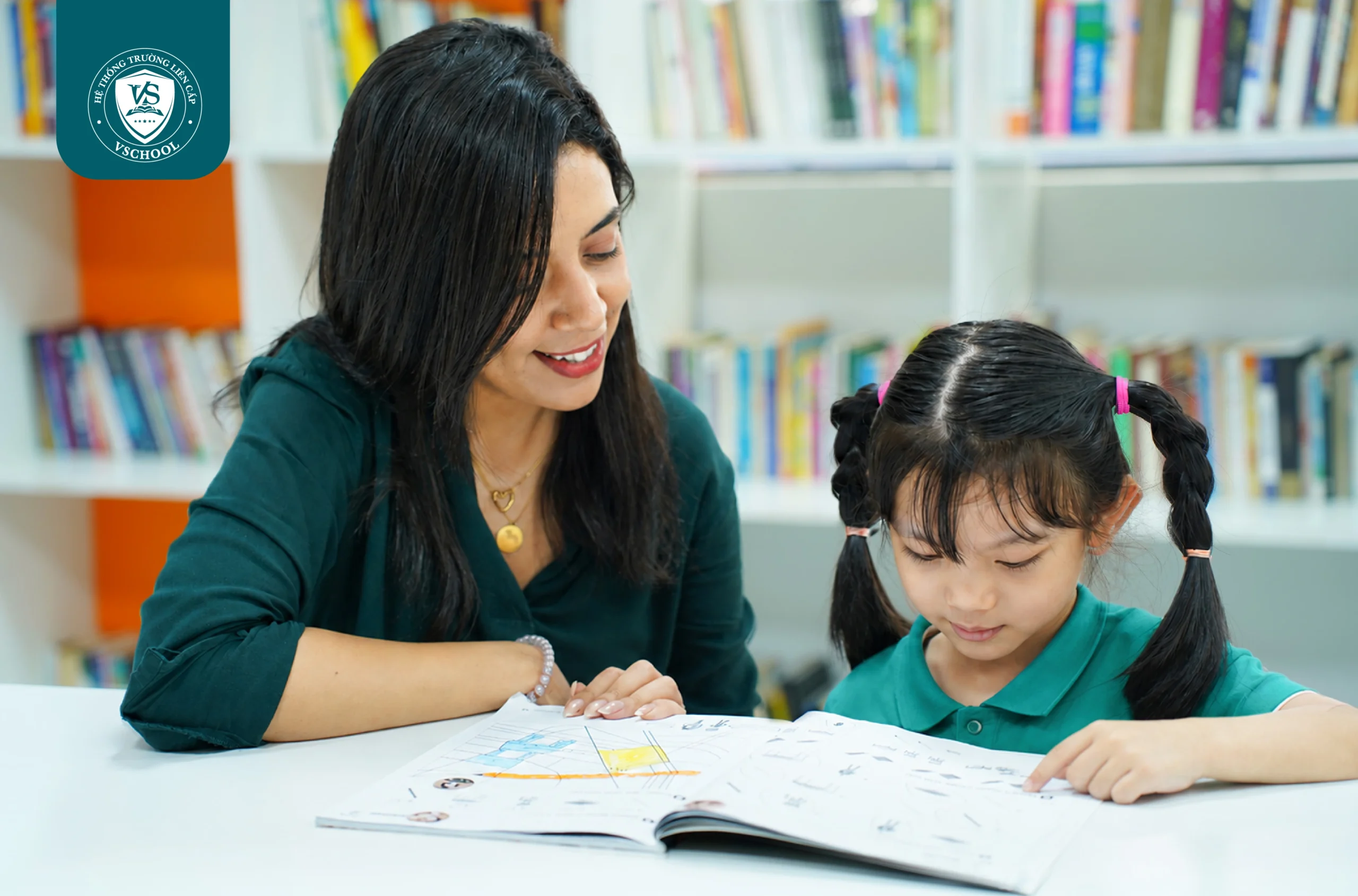 Một điểm nổi bật khi VSCHOOL là chương trình tiếng Anh chuẩn Cambridge với hơn 50% thời lượng học cùng giáo viên nước ngoài, giúp học sinh tự tin giao tiếp và sẵn sàng hội nhập quốc tế.