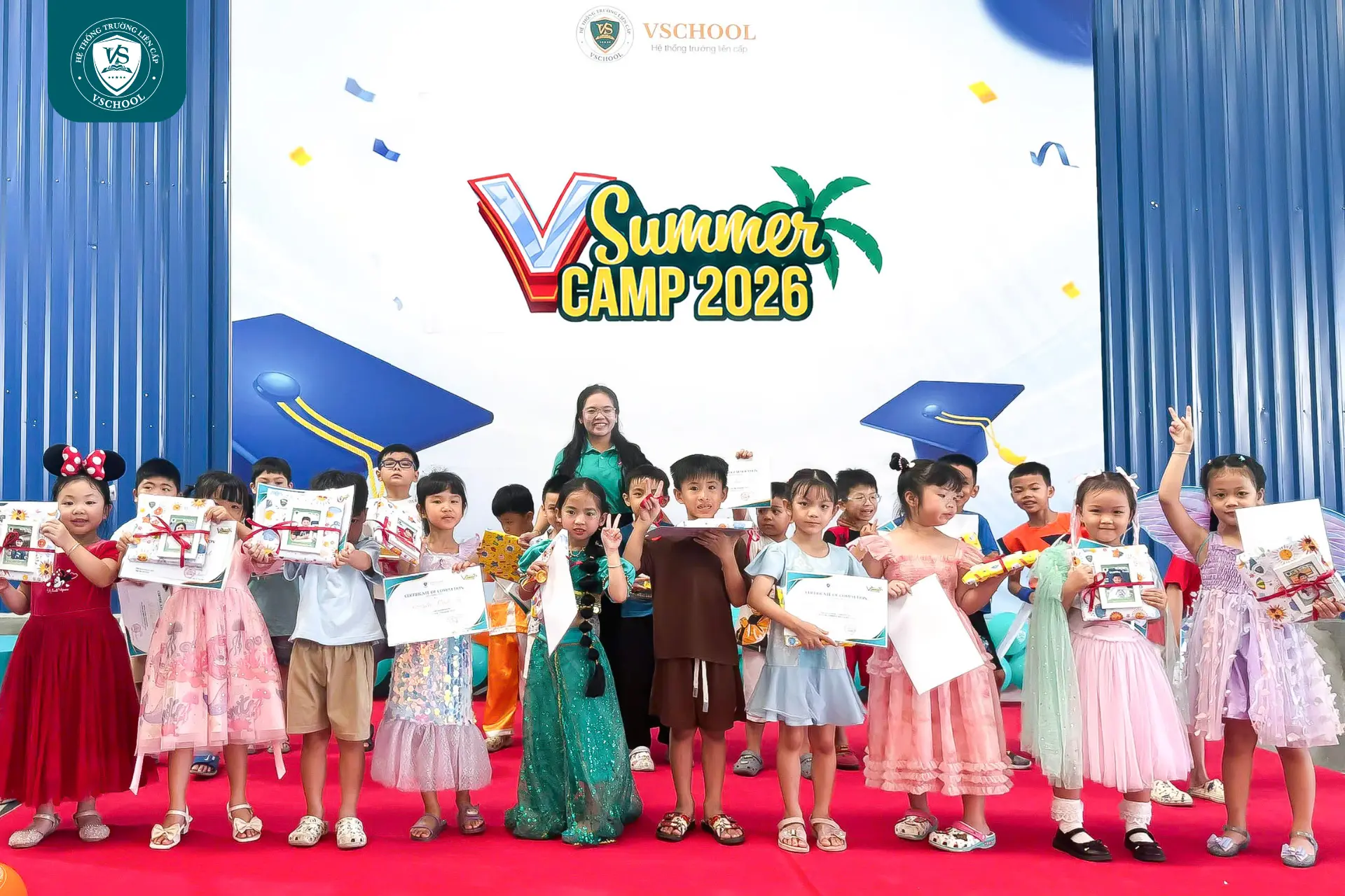 Khoảnh khắc đáng yêu của các con khi nhận chứng chỉ tham gia khoá học Hè tại VSCHOOL