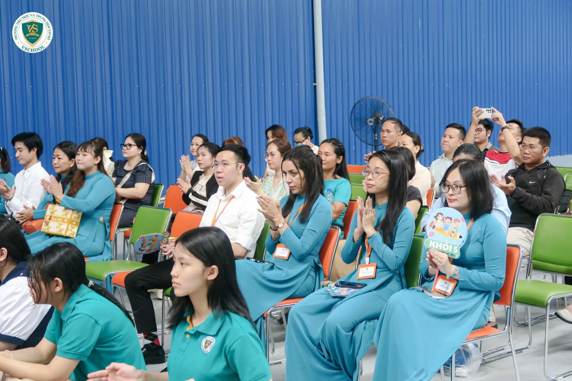 Giáo viên và PHHS cùng tham dự tại Lễ Khai Giảng VSCHOOL
