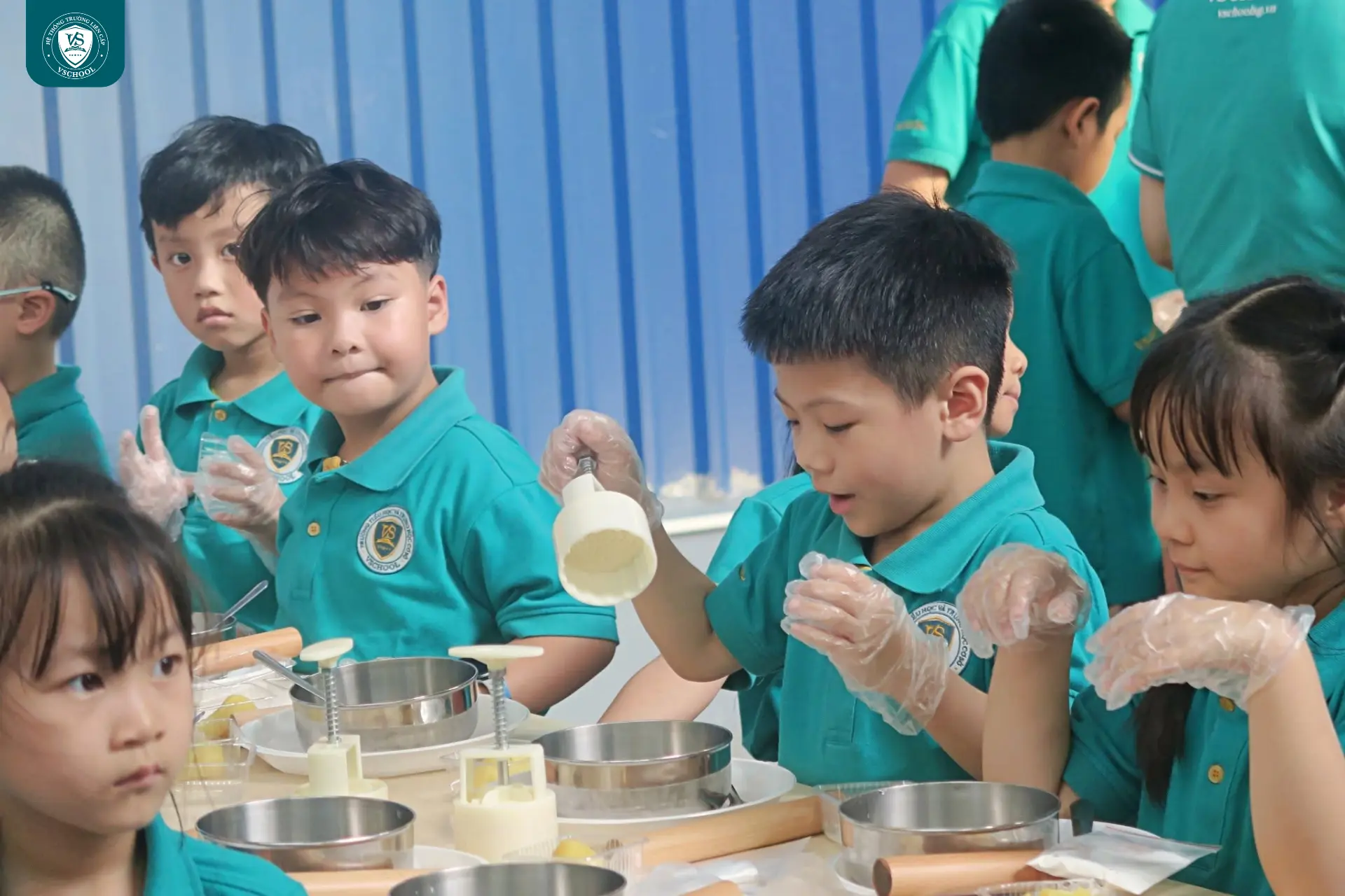 Workshop làm bánh trung thu của các bạn Tiểu Học và THCS