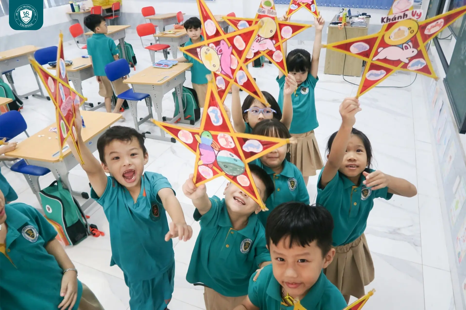 Workshop trang trí lồng đèn của các bạn học sinh tại VSCHOOL
