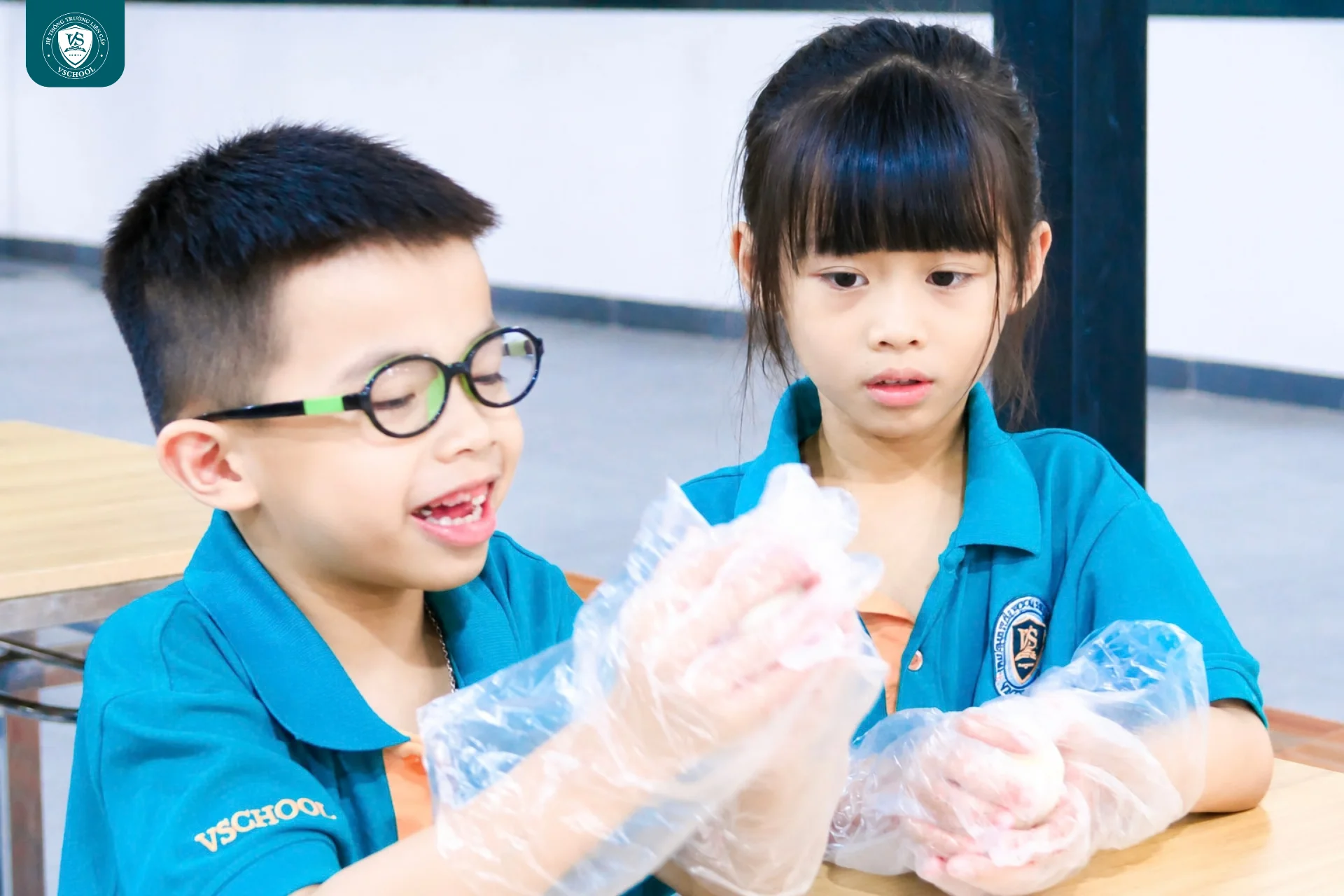 Khoảnh khắc VSCHOOLers hào hứng, tỉ mỉ nắn những chiếc bánh của chính mình