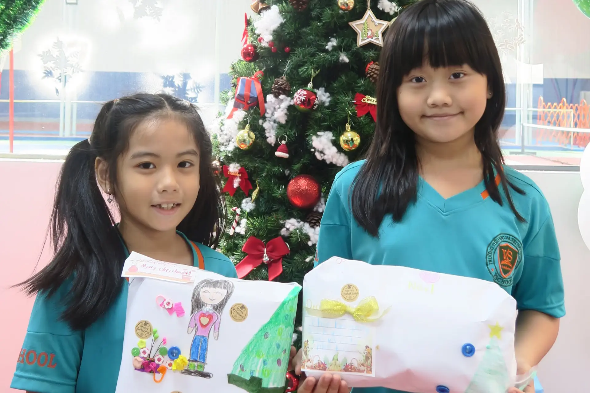 VSCHOOLERS tự tay trang trí giấy gói, trao nhau những món quà nhỏ và nhận lại nhiều nụ cười.