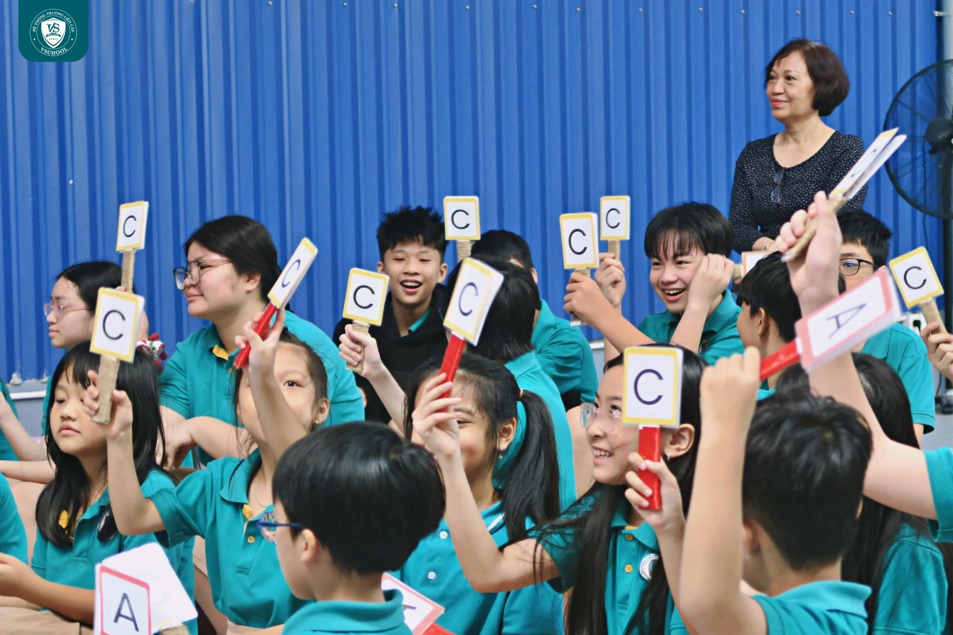 Các VSCHOOLERS bình tĩnh trước từng câu hỏi và nỗ lực chinh phục thử thách.
