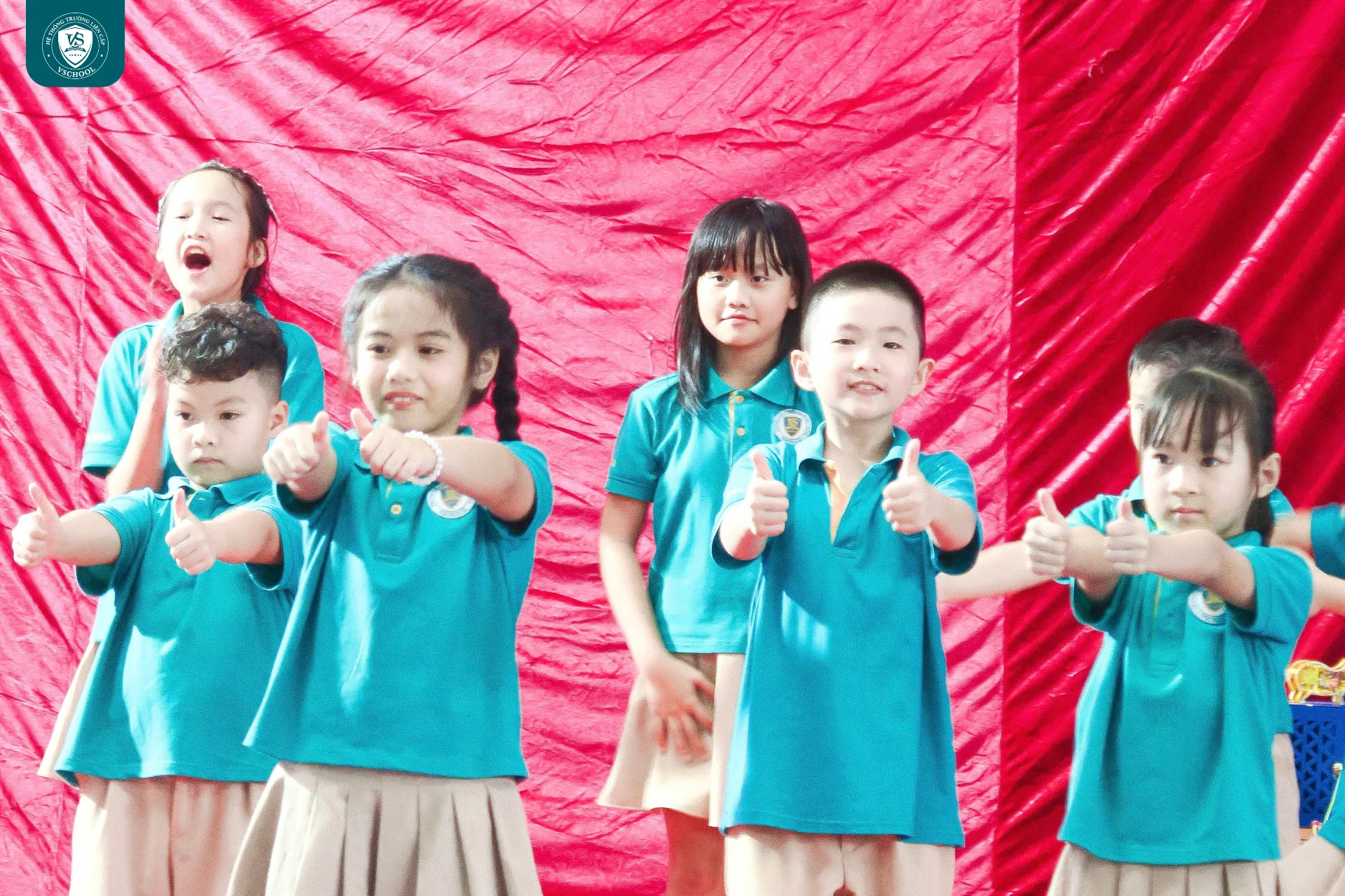 VSCHOOLers tự tin thể hiện những tiết mục nhảy sôi động trên sân khấu Vũ Hội Trung Thu 2026