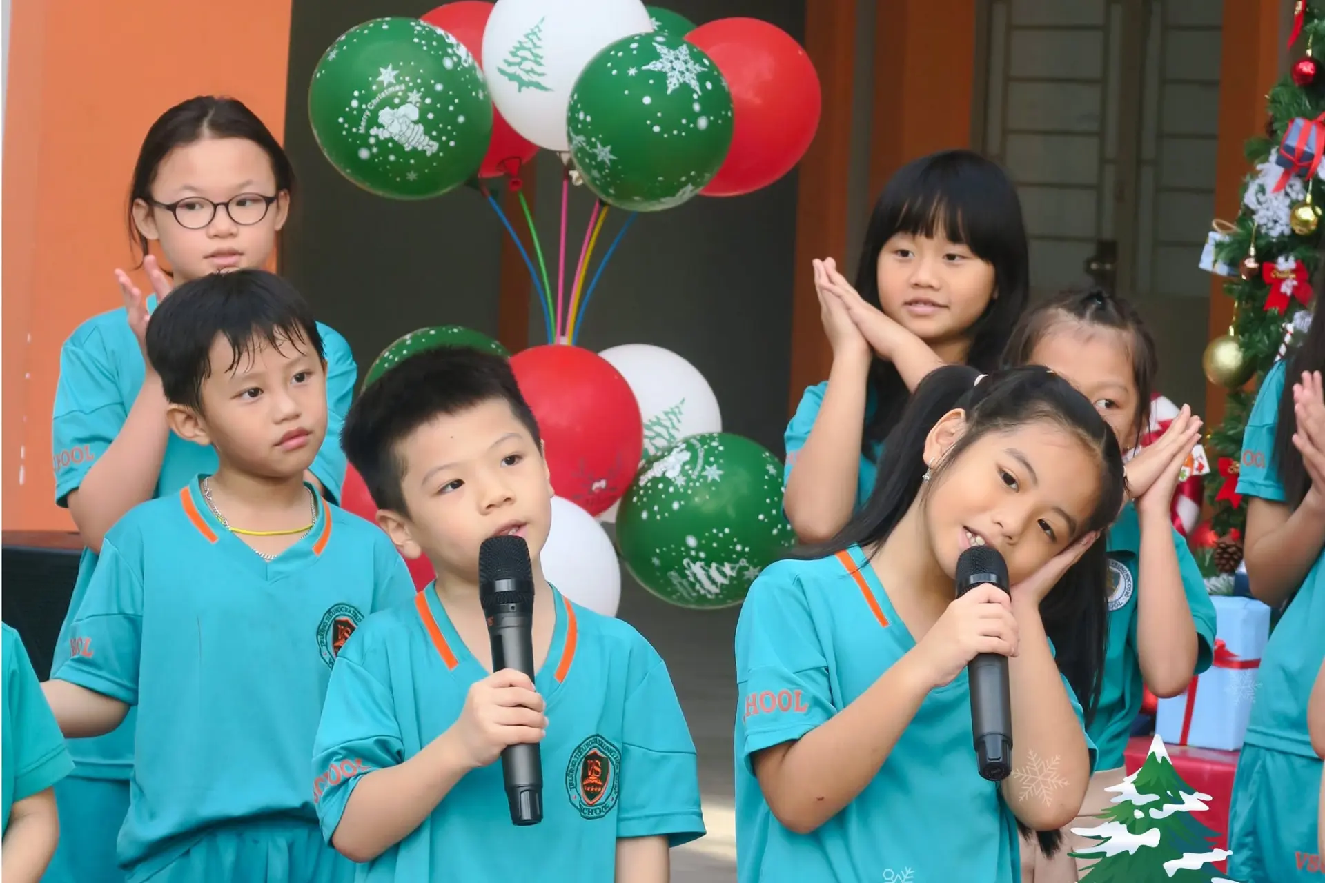 Trong sắc màu Giáng Sinh, mỗi VSCHOOLER tỏa sáng theo cách riêng.