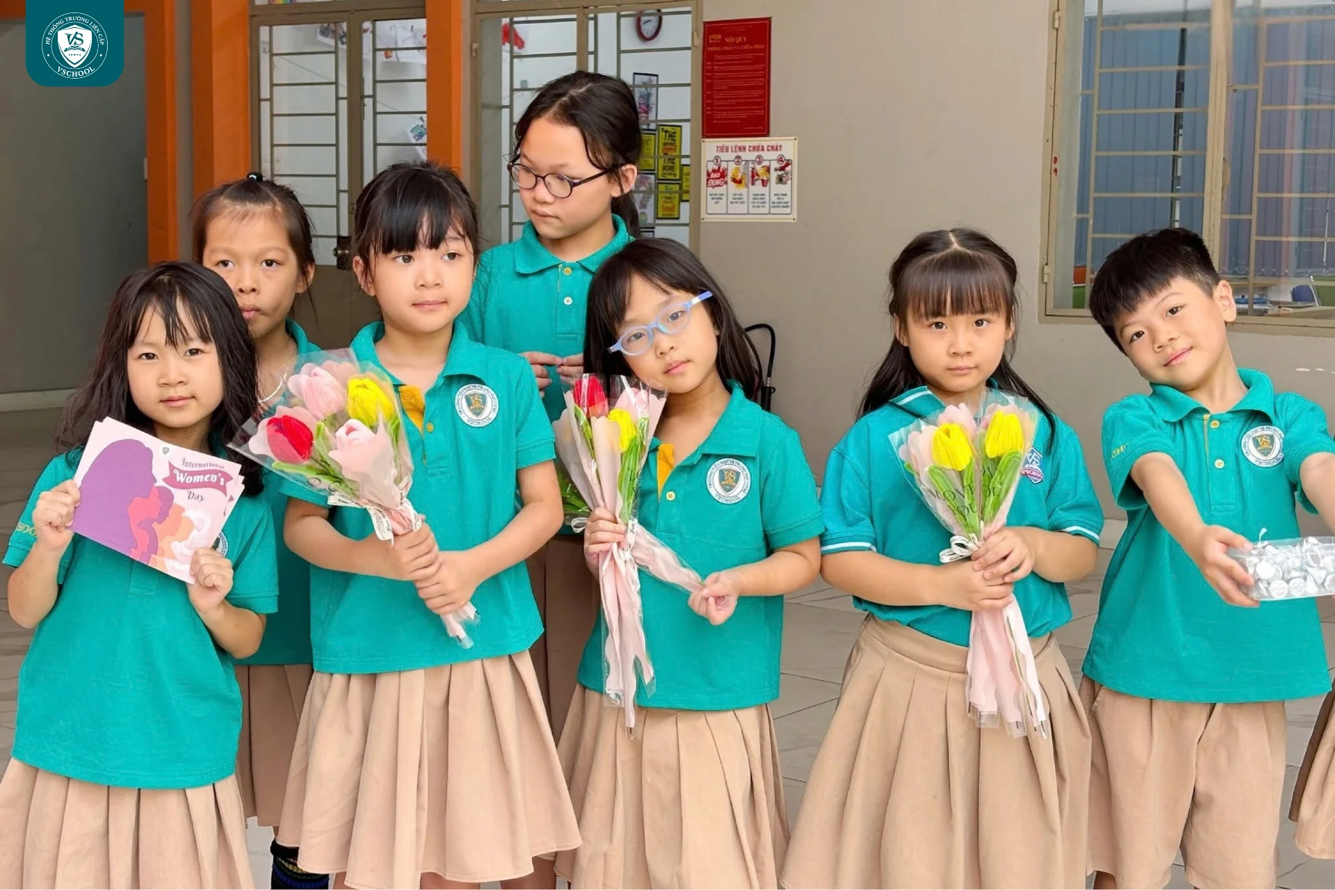 VSCHOOLers tỉ mỉ làm những bông hoa kẽm nhung dành tặng ngày 8/3.