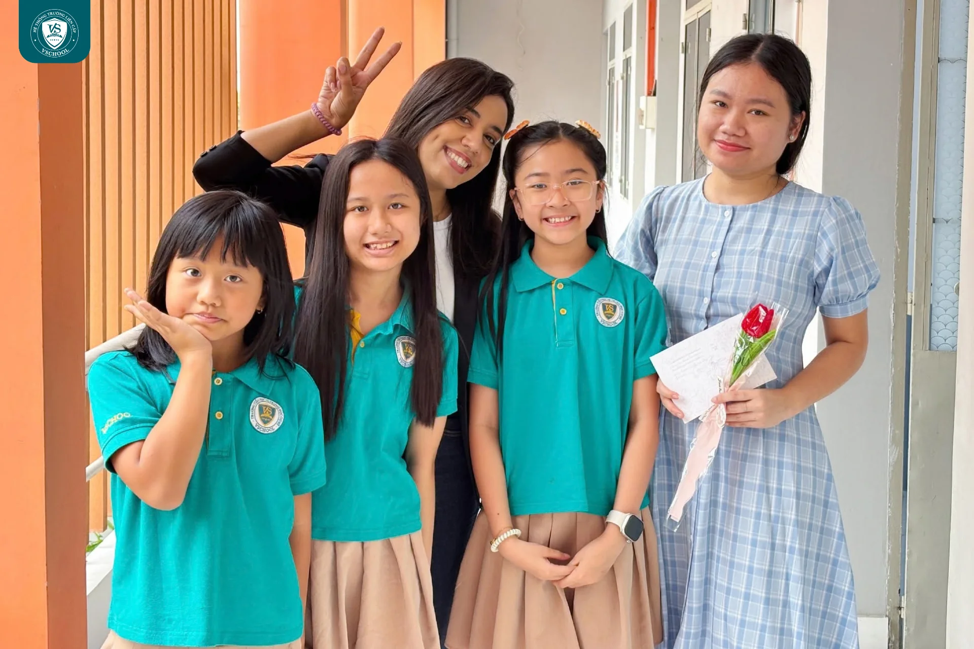 Những món quà nhỏ được VSCHOOLers gửi đến cô giáo nhân Ngày Quốc tế Phụ nữ 8/3.