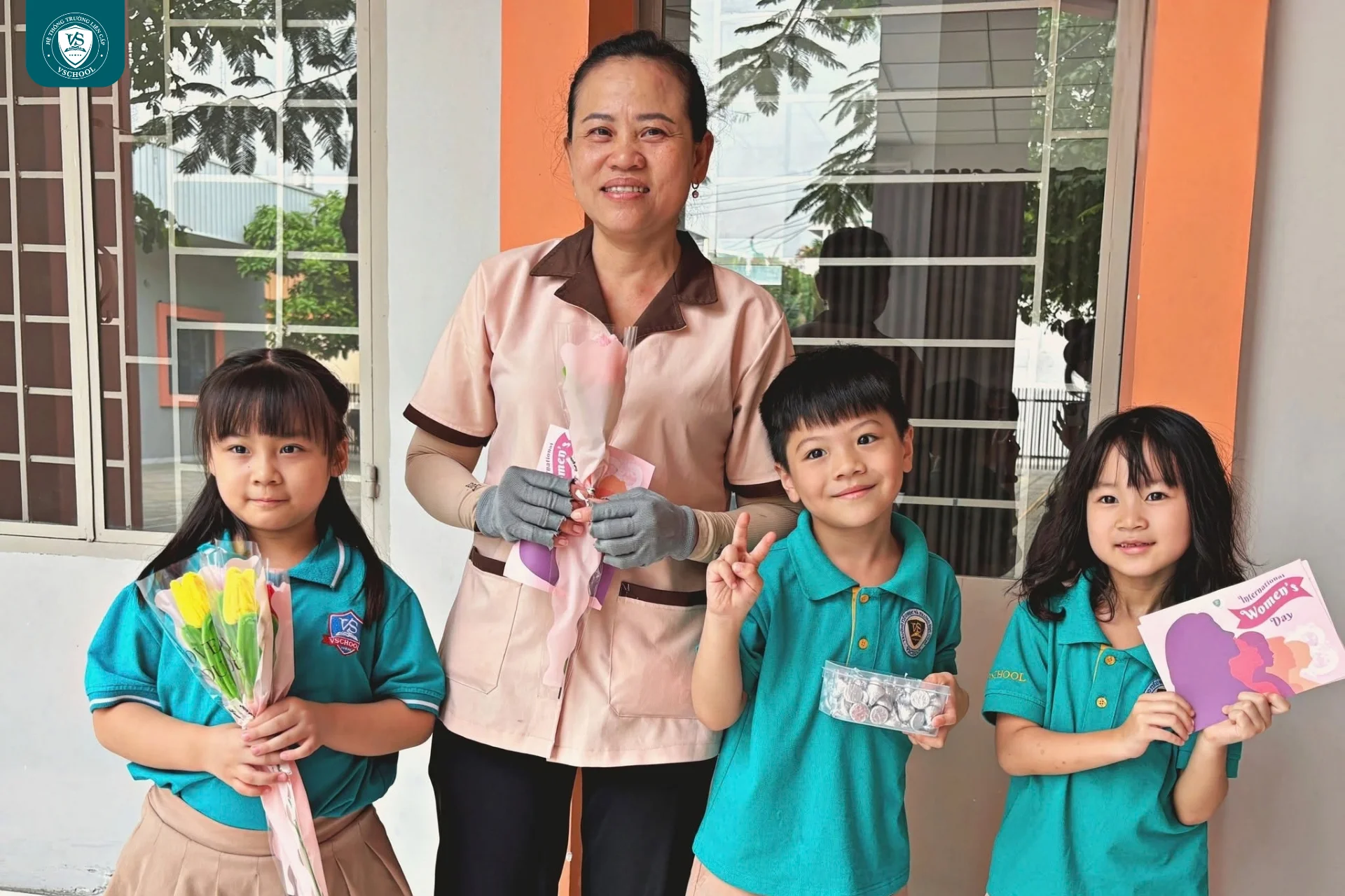 VSCHOOLers trao gửi lời chúc và món quà 8/3 đến đến các cô đang làm việc tại VSCHOOL.